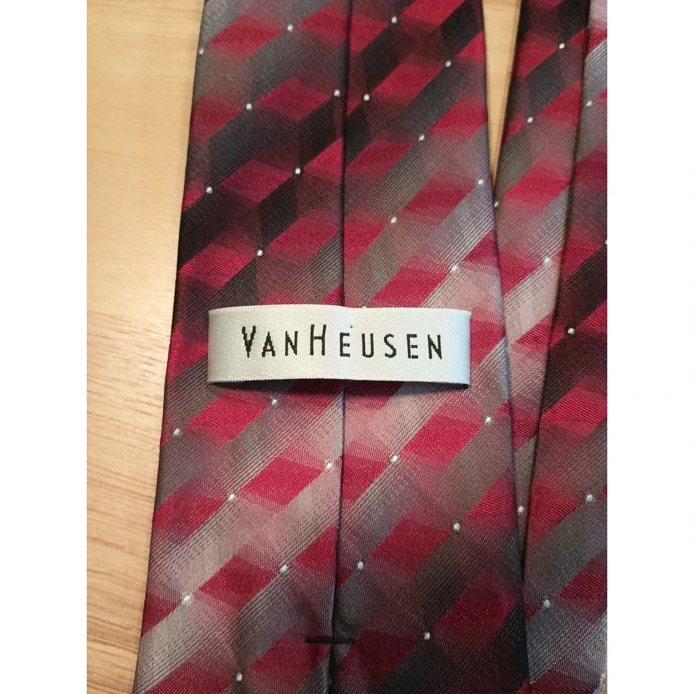 Van Heusen Men's Red Geometric Classic Collection Tie 100% Polyester‎ - Picture 3 of 5